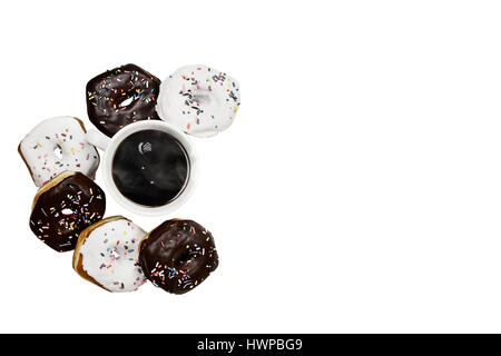 Donuts und schwarzen Kaffee isoliert auf einem weißen Hintergrund mit Clipping-Pfad enthalten. Bild von oben. Stockfoto