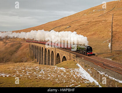 46233 Herzogin von Sutherland Köpfe über nachbarschaftlich Gill Viadukt, mit einem Winter Cumbrian Berg am 7. Februar 2015. Stockfoto