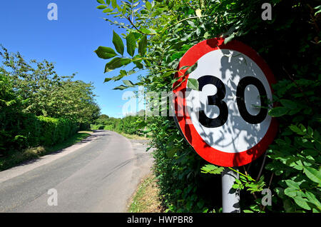 Fast 30 km/h Höchstgeschwindigkeit Zeichen auf einer Landstraße verdeckt. Kent, England, UK. Stockfoto