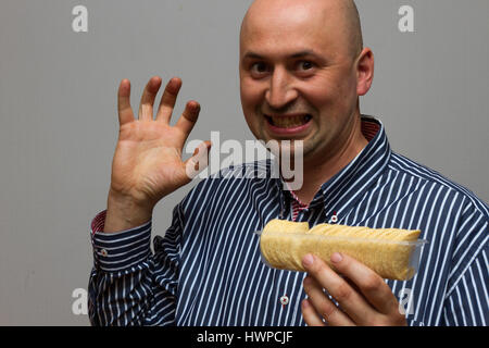 Fröhlichen Mann, hält einen Beutel mit Kartoffelchips Stockfoto