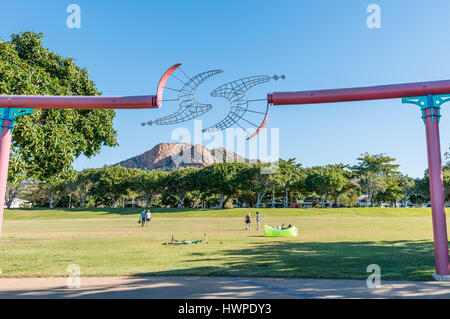Menschen entspannend und die Kinder spielen im Strand Park, Townsville, mit iconic Castle Hill im Hintergrund Stockfoto