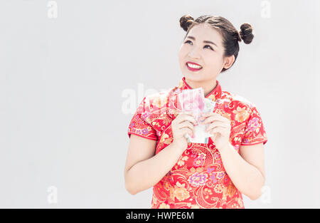 Asiatisch Chinesisch Cheongsam Kleid Banknote zu halten und sich vorstellen, um zu kaufen Stockfoto