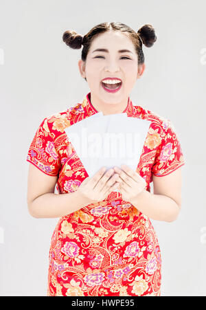 Chinesin mit Cheongsam haben einen Umschlag für Geschenk rechtzeitig Neujahr Stockfoto