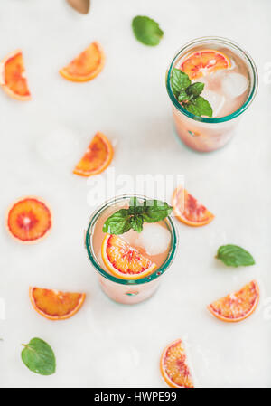 Blood orange frischen sommerlichen Limonade in Gläsern Stockfoto