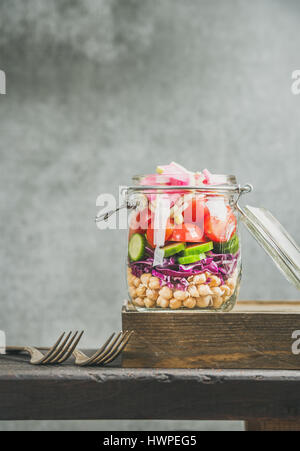 Gesunden geschichteten Take-away-Salat mit Gemüse und Kichererbsen-Sprossen Stockfoto