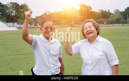 asiatische, alte Grandmather und Großvater hug im gesunden Morgenlicht Stockfoto