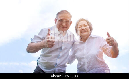 asiatische, alte Grandmather und Großvater hug im gesunden Morgenlicht Stockfoto