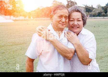 asiatische, alte Grandmather und Großvater hug im gesunden Morgenlicht Stockfoto