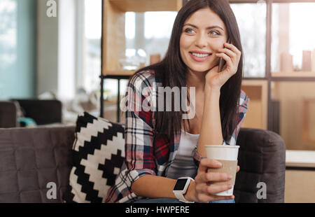 Fröhlich begeistert Frau am Telefon sprechen Stockfoto