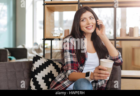 Glücklich schöne Frau hält ein Handy Stockfoto
