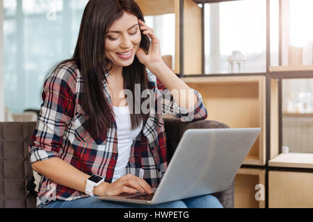 Mich glücklich Frau hält einen laptop Stockfoto