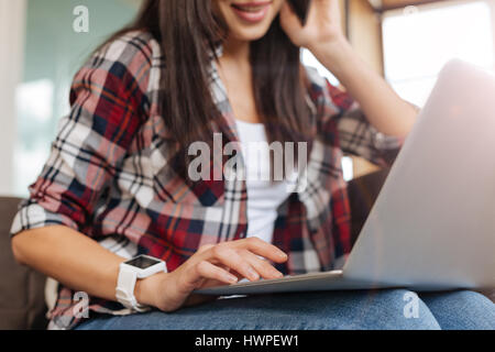 Nette attraktive Frau über das touchpad Stockfoto