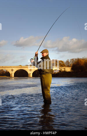 Jack Charlton Angeln in Tweed in Cornhill auf Tweed Stockfoto