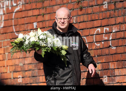 Blumen sind in Londonderry, die nach dem Tod des Nordirland ehemalige stellvertretende erste Minister und Ex-IRA Kommandant Martin McGuinness Gefolge gebracht. Stockfoto