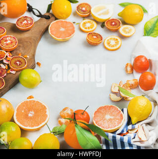Zitrusfrüchte-Scheiben auf Holzbrett über grauem Marmor Hintergrund Stockfoto