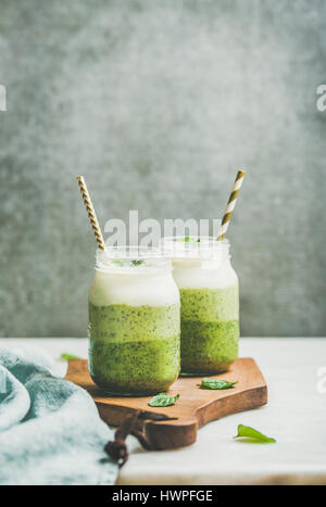 Ombre geschichteten grüne Smoothies mit Minze in Gläsern mit Strohhalmen Stockfoto