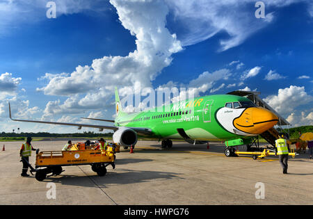 Udon Thani, Thailand 22 August 2015:Boeing 737-8FH von Nok Air Airlines, Parken am Flughafen Udon Thani und unbekannten Männern arbeiten mit der p Stockfoto