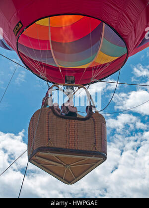 Heißluft-Ballon-Passagiere ihren Flug genießen, wie sie in den Himmel heben Stockfoto