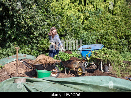 Das Land Gärtner Henrietta Courtauld (im Bild) und Bridget Elworthy Kompostieren im Wardington Manor in der Nähe von Banbury, Oxfordshire - Komposthaufen Stockfoto