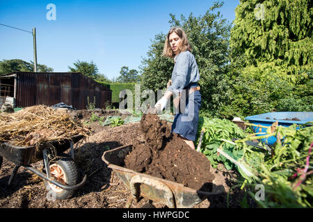 Das Land Gärtner Henrietta Courtauld (im Bild) und Bridget Elworthy Kompostieren im Wardington Manor in der Nähe von Banbury, Oxfordshire - Komposthaufen Stockfoto