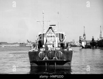 AJAX-NEWS & FEATURE SERVICE. 9. COTOBER, 1959. PORTSMOUTH, ENGLAND. -SCHNELLES PATROUILLENBOOT - VOSPER ENTWORFEN UND GEBAUT VON HMS BRAVE LEHRLINGE HECK ANSICHT ZEIGT TURBINE AUSPUFF PORTS.  FOTO: AJAX NEWS & FEATURE-SERVICE/VT-SAMMLUNG REF: VT3042 Stockfoto