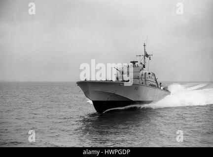 AJAX-NEWS & FEATURE SERVICE. 27. COTOBER, 1958. SOLENT, ENGLAND. -SCHNELLES PATROUILLE BOOT TRIALS - VOSPER ENTWORFEN UND GEBAUT VON FPB PFIEL (P1011) AUF HIGH-SPEED TRIALS.  FOTO: AJAX NEWS & FEATURE-SERVICE/VT-SAMMLUNG REF: VT2882 Stockfoto