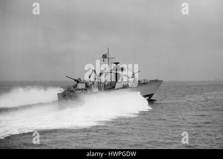 AJAX-NEWS & FEATURE SERVICE. 27. COTOBER, 1958. SOLENT, ENGLAND. -SCHNELLES PATROUILLE BOOT TRIALS - VOSPER ENTWORFEN UND GEBAUT VON FPB PFIEL (P1011) AUF HIGH-SPEED TRIALS.  FOTO: AJAX NEWS & FEATURE-SERVICE/VT-SAMMLUNG REF: VT2885 Stockfoto