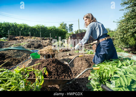 Das Land Gärtner Henrietta Courtauld (im Bild) und Bridget Elworthy Kompostieren im Wardington Manor in der Nähe von Banbury, Oxfordshire - Komposthaufen Stockfoto