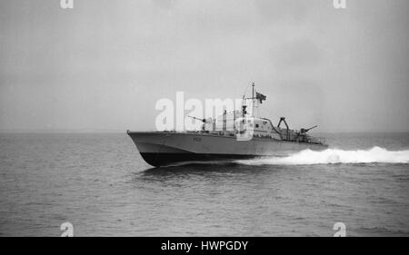 AJAX-NEWS & FEATURE SERVICE. 27. COTOBER, 1958. SOLENT, ENGLAND. -SCHNELLES PATROUILLE BOOT TRIALS - VOSPER ENTWORFEN UND GEBAUT VON FPB PFIEL (P1011) AUF HIGH-SPEED TRIALS.  FOTO: AJAX NEWS & FEATURE-SERVICE/VT-SAMMLUNG REF: VT2886 Stockfoto