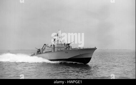 AJAX-NEWS & FEATURE SERVICE. 27. COTOBER, 1958. SOLENT, ENGLAND. -SCHNELLES PATROUILLE BOOT TRIALS - VOSPER ENTWORFEN UND GEBAUT VON FPB PFIEL (P1011) AUF HIGH-SPEED TRIALS.  FOTO: AJAX NEWS & FEATURE-SERVICE/VT-SAMMLUNG REF: VT2887 Stockfoto