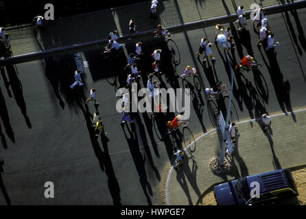 AJAXNETPHOTO. FREMANTLE, AUSTRALIEN. -SCHATTEN - LUFTBILD VON MENSCHEN ZU FUß ANC RADFAHREN CAST LÄNGLICHE SCHATTEN UNTER UNTERGEHENDE SONNE. FOTO: JONATHAN EASTLAND/AJAX REF: 21207 3 11 Stockfoto