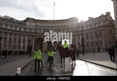 Polizei auf der Mall, London, nachdem Polizisten erstochen worden und seine scheinbare Angreifer von Offizieren in einem großen Sicherheitsvorfall beschossen die Houses of Parliament montiert. Stockfoto