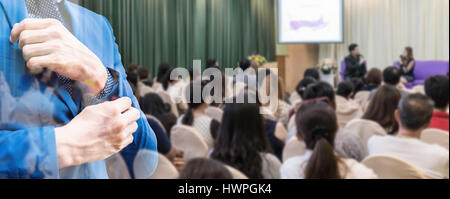 Geschäftskonzept: Asien Menschen hören in Business Seminar Präsentation Halle Hotelzimmers mit sozialen Netzwerk Symbol Verbindungssymbol, Doppelbelichtung. Stockfoto