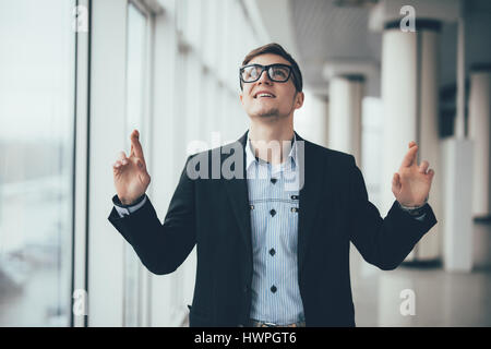 Geschäftsmann nach oben auf textfreiraum im Büro Stockfoto