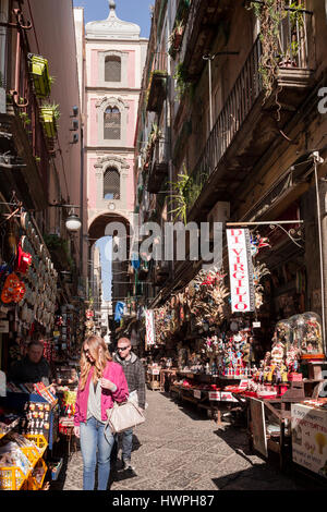 Via San Gregorio Armeno Straße und der Glockenturm der Kirche San Lorenzo Maggiore, Neapel, Italien. Stockfoto