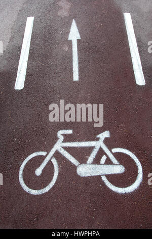 Fahrrad-Schild gemalt auf dem Bürgersteig Stockfoto