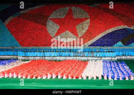 Personen im Rungnado Maifeiertag Stadium gegen nordkoreanische Flagge Stockfoto