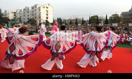 Hefei, Hefei, China. 20. März 2017. Hefei, CHINA-20. März 2017: (nur zur redaktionellen Verwendung. CHINA HERAUS). Studenten genießen Sie die traditionelle Oper Volkskünstler in Hefei, Anhui Provinz Ost-China, 21. März 2017. Bildnachweis: SIPA Asien/ZUMA Draht/Alamy Live-Nachrichten Stockfoto