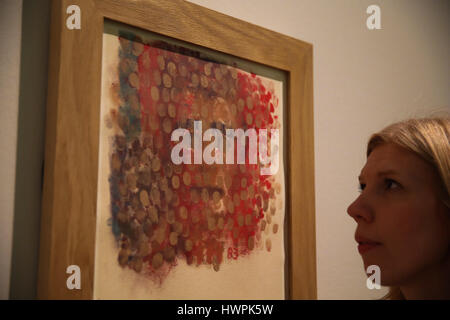 National Portrait Gallery. London, UK. 22. März 2017. Self-Portrait. Eine kürzlich abgeschlossene Selbstbildnis von der späten Howard Hodgkin (1932-2017) gehen auf öffentliche Zurschaustellung ab dem 23. März -18 Juni 2017 zum ersten Mal in einer großen neuen Ausstellung Howard Hodgkin: Absent Friends in der National Portrait Gallery, London. Porträt der Künstlerin Musikhören erstreckte sich bis Hodgkin im Oktober 2016 mit der National Portrait Gallery-Ausstellung im Auge. Bildnachweis: Dinendra Haria/Alamy Live-Nachrichten Stockfoto