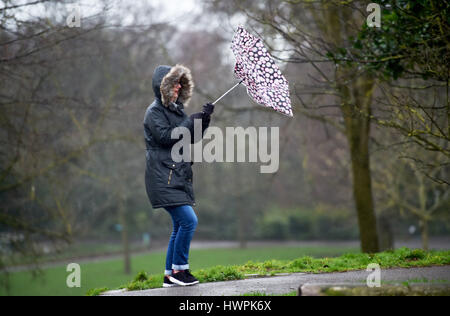 Brighton, UK. 22. März 2017. Eine Frau kämpft mit ihrem Schirm an einem nassen kalten und windigen Morgen in Brighton mit einigen Teilen von Großbritannien Prognose um Schnee Kredit haben: Simon Dack/Alamy Live News Stockfoto