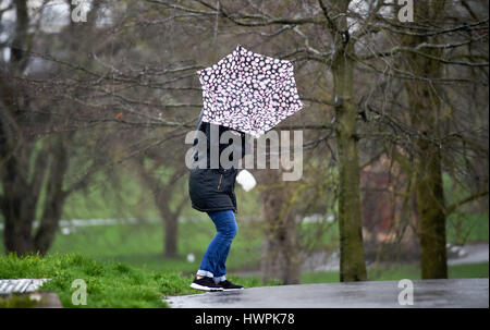 Brighton, UK. 22. März 2017. Eine Frau kämpft mit ihrem Schirm an einem nassen kalten und windigen Morgen in Brighton mit einigen Teilen von Großbritannien Prognose um Schnee Kredit haben: Simon Dack/Alamy Live News Stockfoto