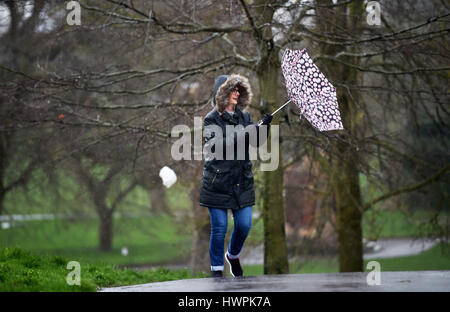 Brighton, UK. 22. März 2017. Eine Frau kämpft mit ihrem Schirm an einem nassen kalten und windigen Morgen in Brighton mit einigen Teilen von Großbritannien Prognose um Schnee Kredit haben: Simon Dack/Alamy Live News Stockfoto