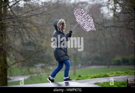 Brighton, UK. 22. März 2017. Eine Frau kämpft mit ihrem Schirm an einem nassen kalten und windigen Morgen in Brighton mit einigen Teilen von Großbritannien Prognose um Schnee Kredit haben: Simon Dack/Alamy Live News Stockfoto