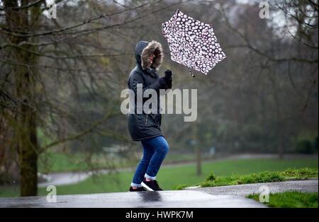 Brighton, UK. 22. März 2017. Eine Frau kämpft mit ihrem Schirm an einem nassen kalten und windigen Morgen in Brighton mit einigen Teilen von Großbritannien Prognose um Schnee Kredit haben: Simon Dack/Alamy Live News Stockfoto