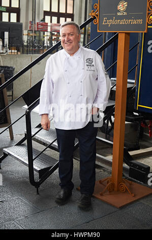 Küchenchef Jose Luis Martinez begleitet Sam Kass, Chef De La Casa Blanca während der Obama-Administration in der Präsentation der Kampagne Exploratorium San Miguel Selecta Marke 22.03.2017 Credit: Gtres Información Más lokalen auf line,S.L./Alamy Live News Stockfoto