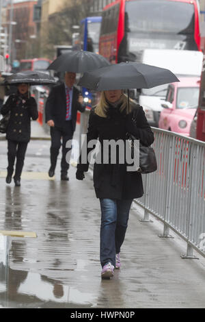 London, UK. 22. März 2017.  Fußgänger und Pendler trotzen die nassen Bedingungen in London Bridge Credit: Amer Ghazzal/Alamy Live-Nachrichten Stockfoto