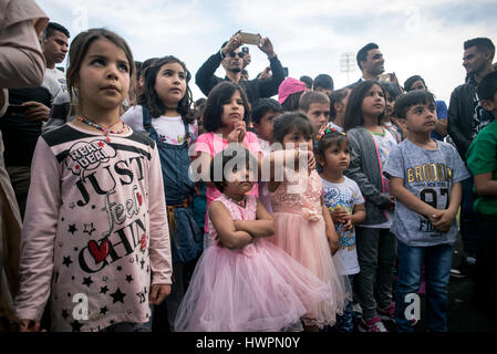 Athen, Griechenland. 21. März 2017. Flüchtlinge nehmen Teil an den Feierlichkeiten des Nowruz, das neue Jahr im iranischen Kalender und den ersten Tag des Frühlings, im Flüchtlingslager in der ehemaligen Hockey Olympic Complex in Hellinikon in Athen, 21. März 2017.  © Elias Verdi/Alamy Live-Nachrichten Stockfoto