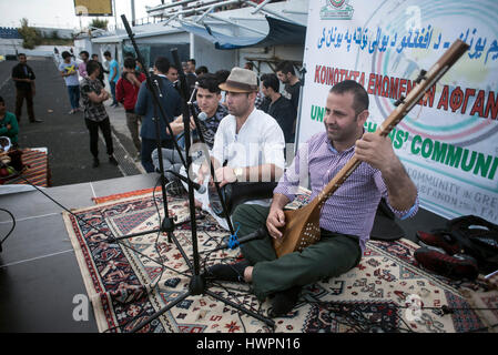 Athen, Griechenland. 21. März 2017. Flüchtlinge nehmen Teil an den Feierlichkeiten des Nowruz, das neue Jahr im iranischen Kalender und den ersten Tag des Frühlings, im Flüchtlingslager in der ehemaligen Hockey Olympic Complex in Hellinikon in Athen, 21. März 2017.  © Elias Verdi/Alamy Live-Nachrichten Stockfoto