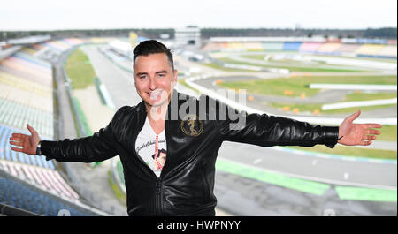 Hockenheim, Deutschland. 22. März 2017. Österreichische Musiker Andreas Gabalier posiert auf der Anzeige steht auf dem Hockenheimring Rennstrecke in Hockenheim, Deutschland, 22. März 2017. Die Sängerin ist seine unplugged Tour startet insgesamt zwölf Konzerte in Deutschland und Österreich, am selben Abend in Mannheim umfassen soll. Er wird auch auf dem Hockenheimring am 02 September durchführen. Foto: Uwe Anspach/Dpa/Alamy Live News Stockfoto