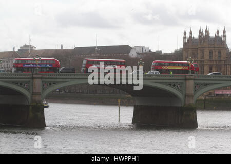 London, UK. 22. März 2017. Rote Busse stehen leer auf Westminster Bridge riegelte die Öffentlichkeit nach eine mutmaßliche Terror-Anschlag auf die Häuser des Parlaments Credit: Amer Ghazzal/Alamy Live-Nachrichten Stockfoto